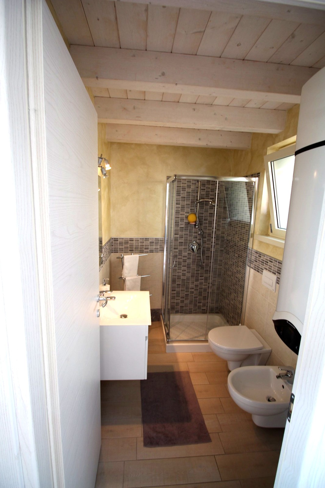 Badezimmer mit Dusche und weißen Balken — Vista Paradiso