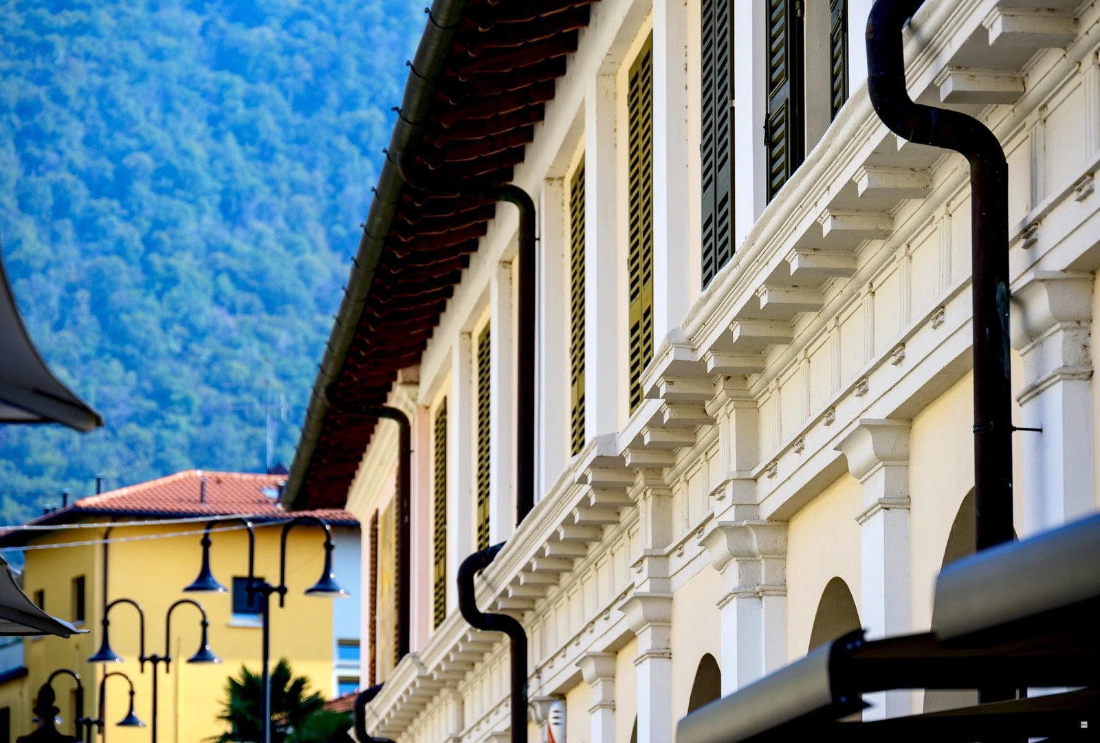 Vicolo del borgo italiano sul Lago d'Iseo