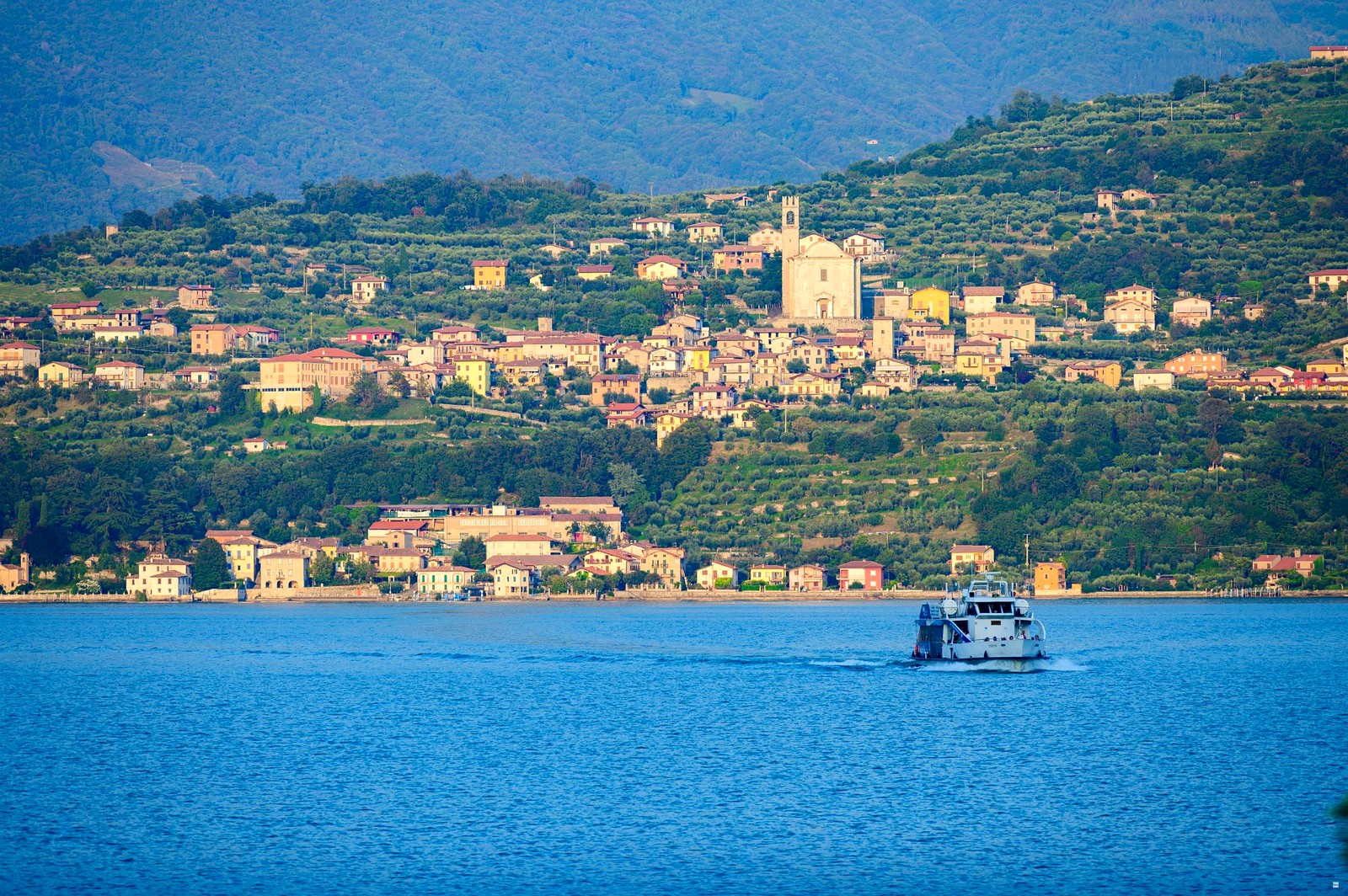 Borgo sul Lago d'Iseo con motonave