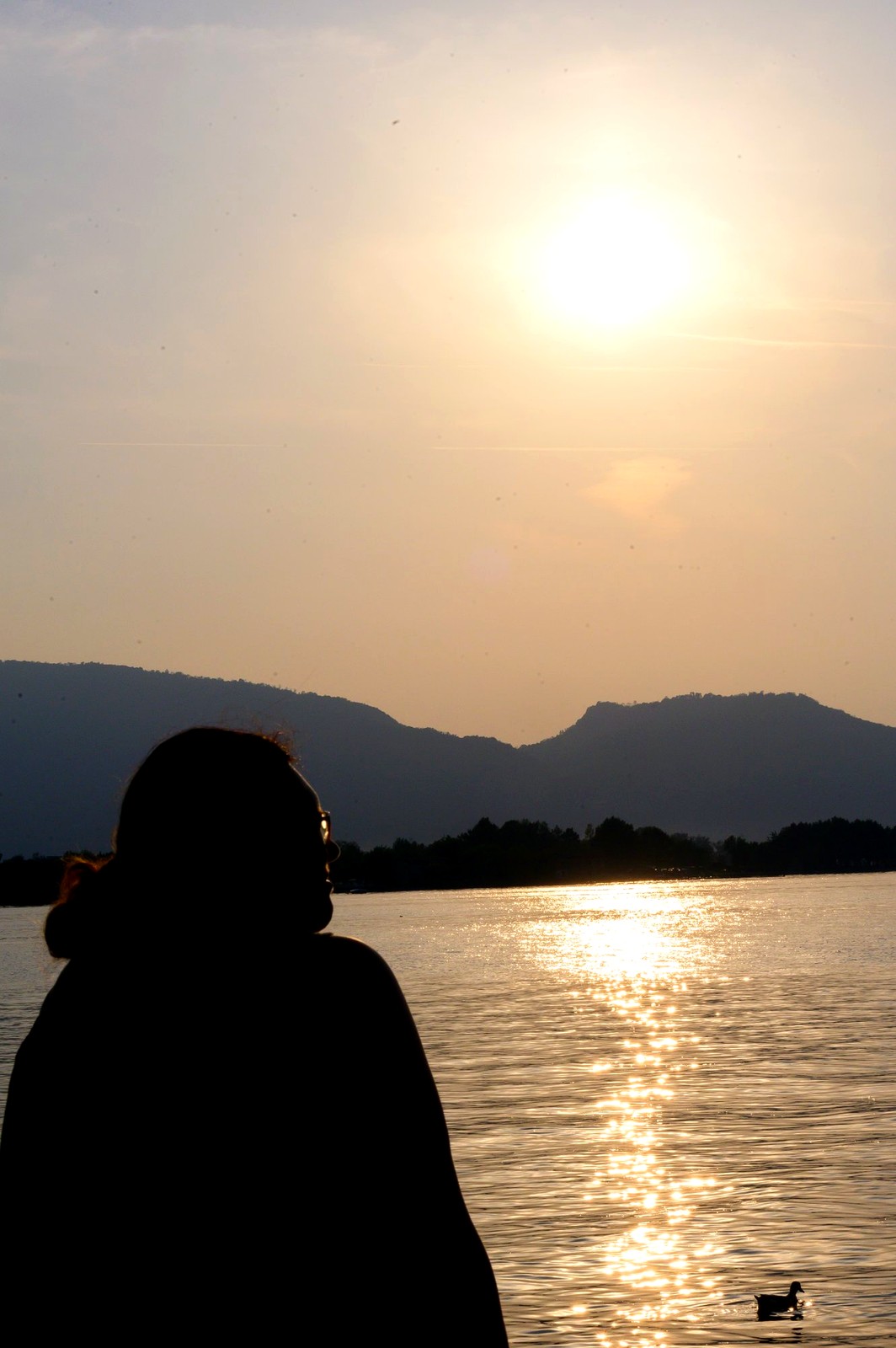 Donna al tramonto sul Lago d'Iseo
