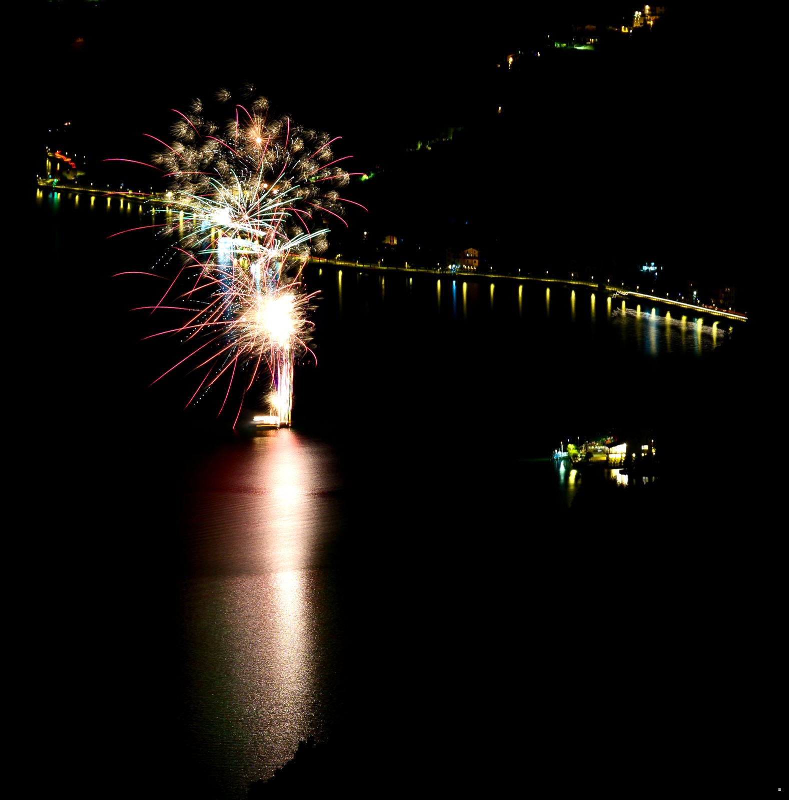 Spettacolo di fuochi d'artificio sul lago