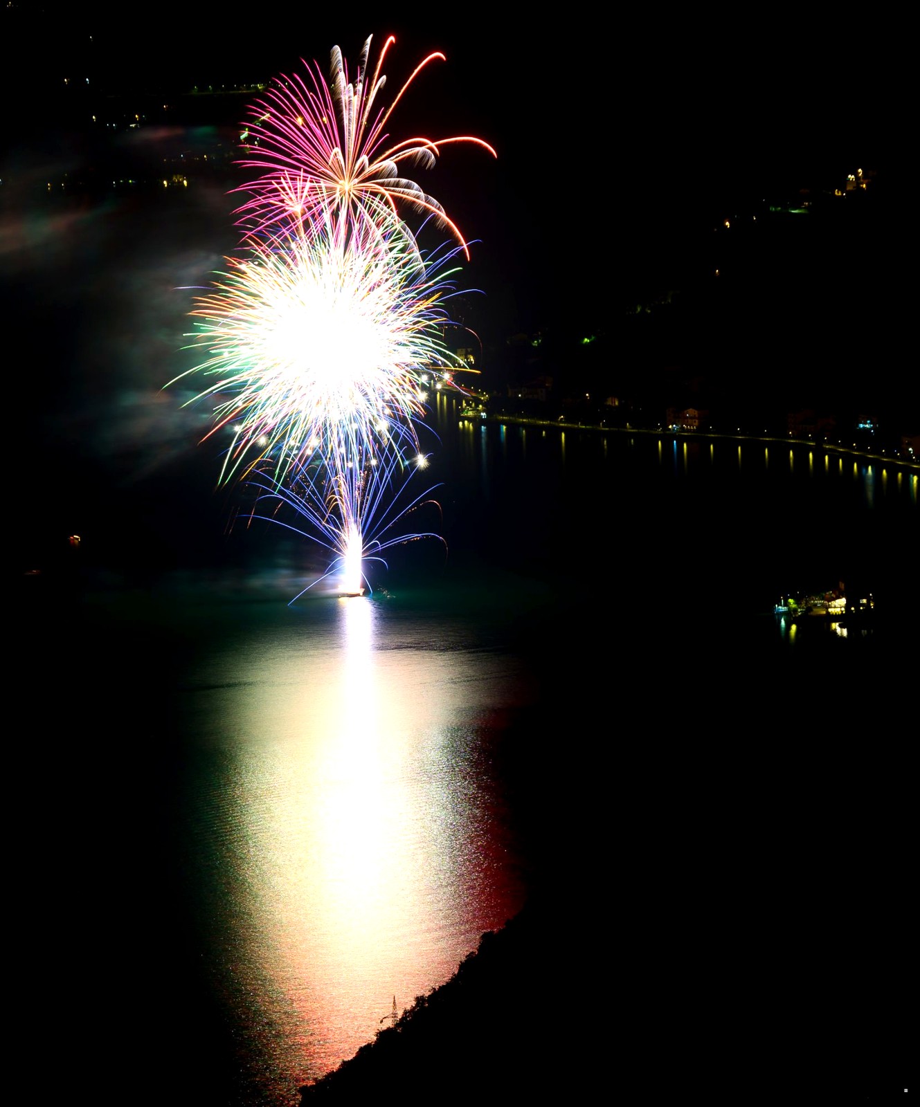 Fuochi d'artificio sul Lago d'Iseo visti da Vista Paradiso