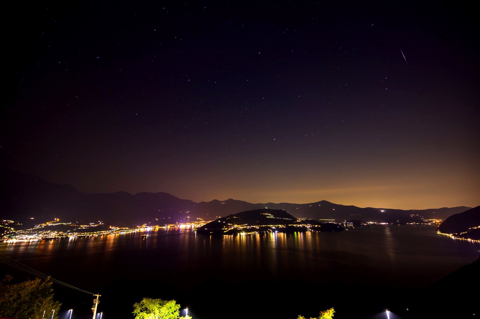 Cielo stellato sul Lago d'Iseo di notte