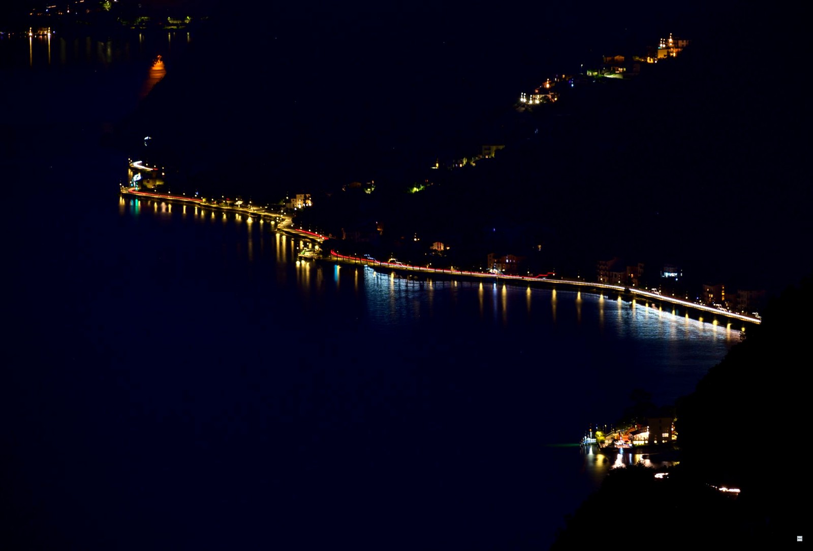 Luci notturne del lungolago con scie luminose