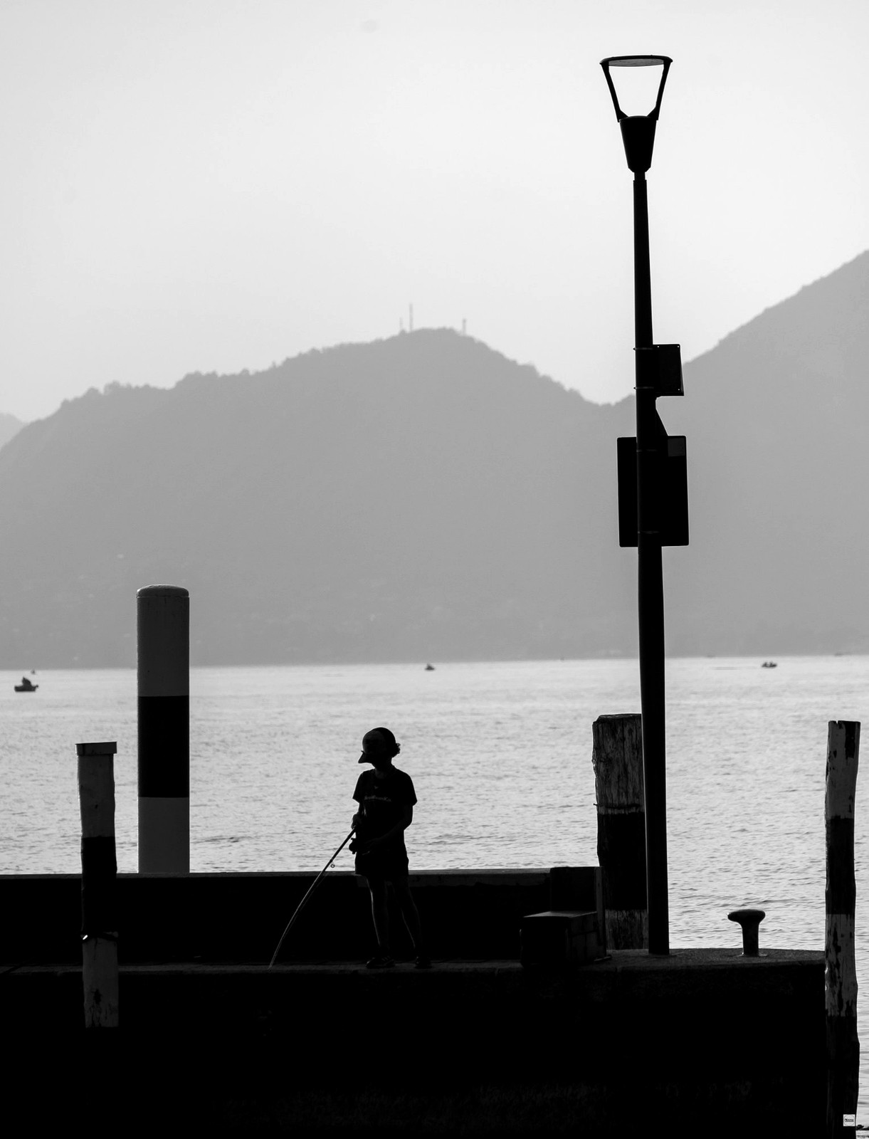 Pescatore al pontile — la vita autentica del Lago d'Iseo