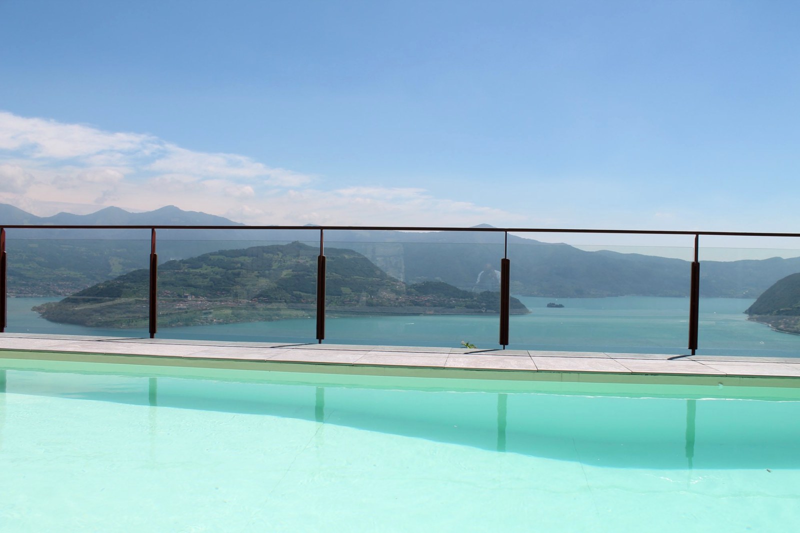 Vista dalla piscina sul lago