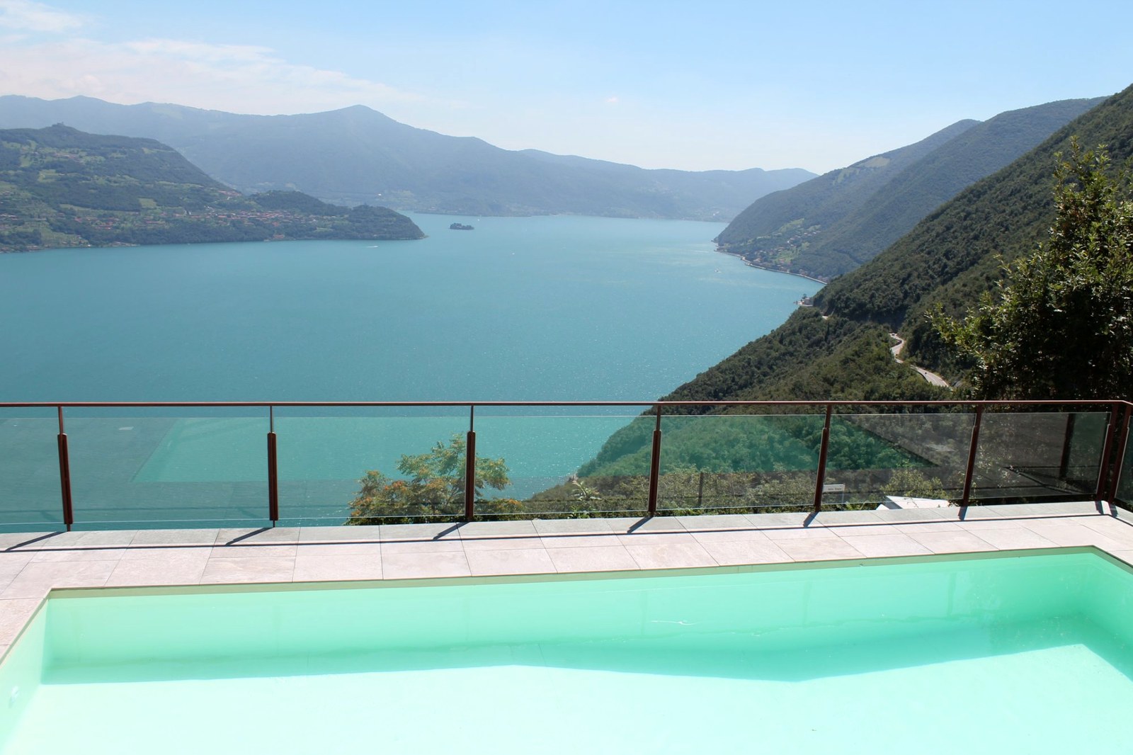 Pool e lago — Vista Paradiso