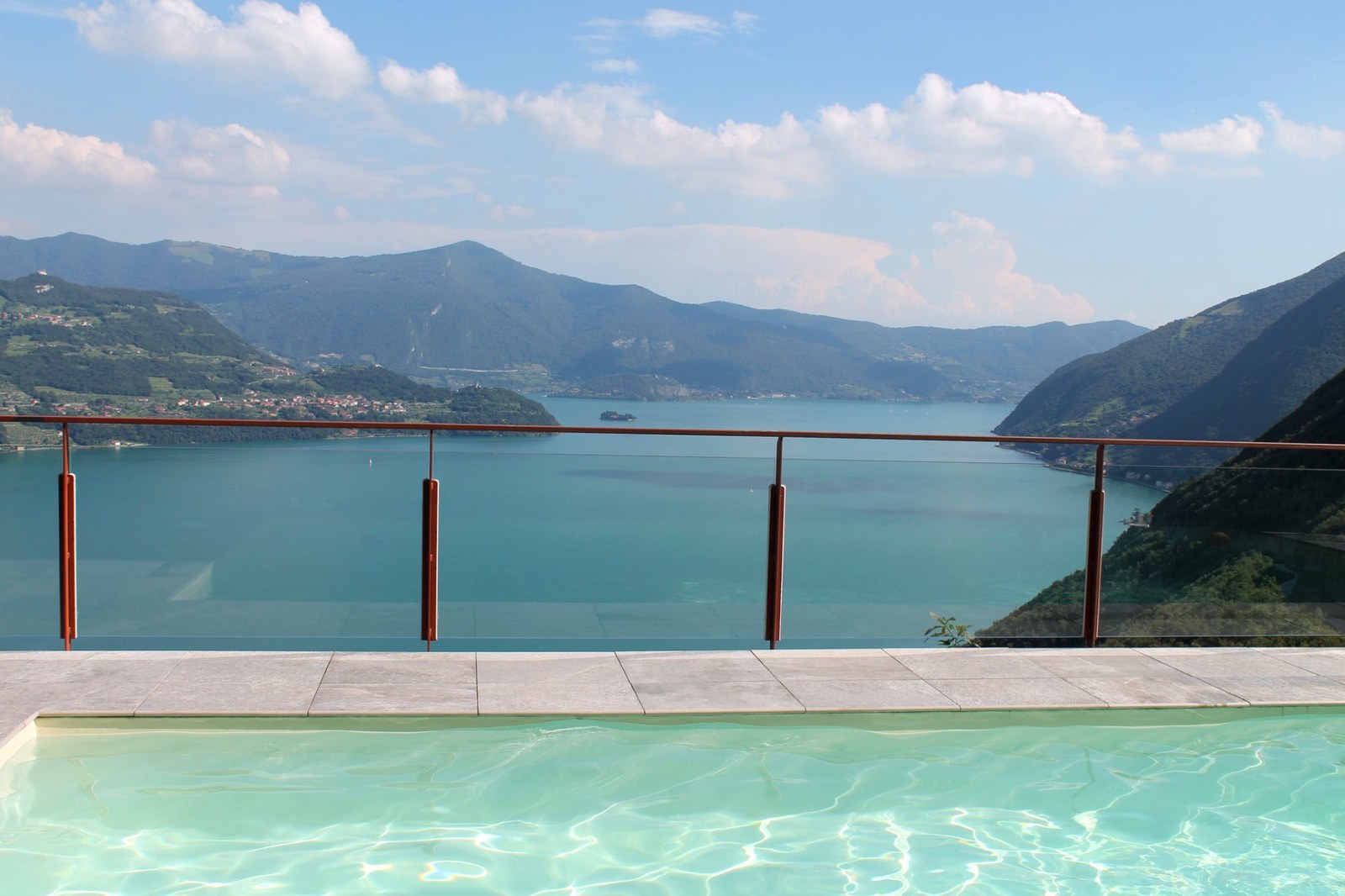 Pool panoramica con vista sul Lago d'Iseo a Vista Paradiso