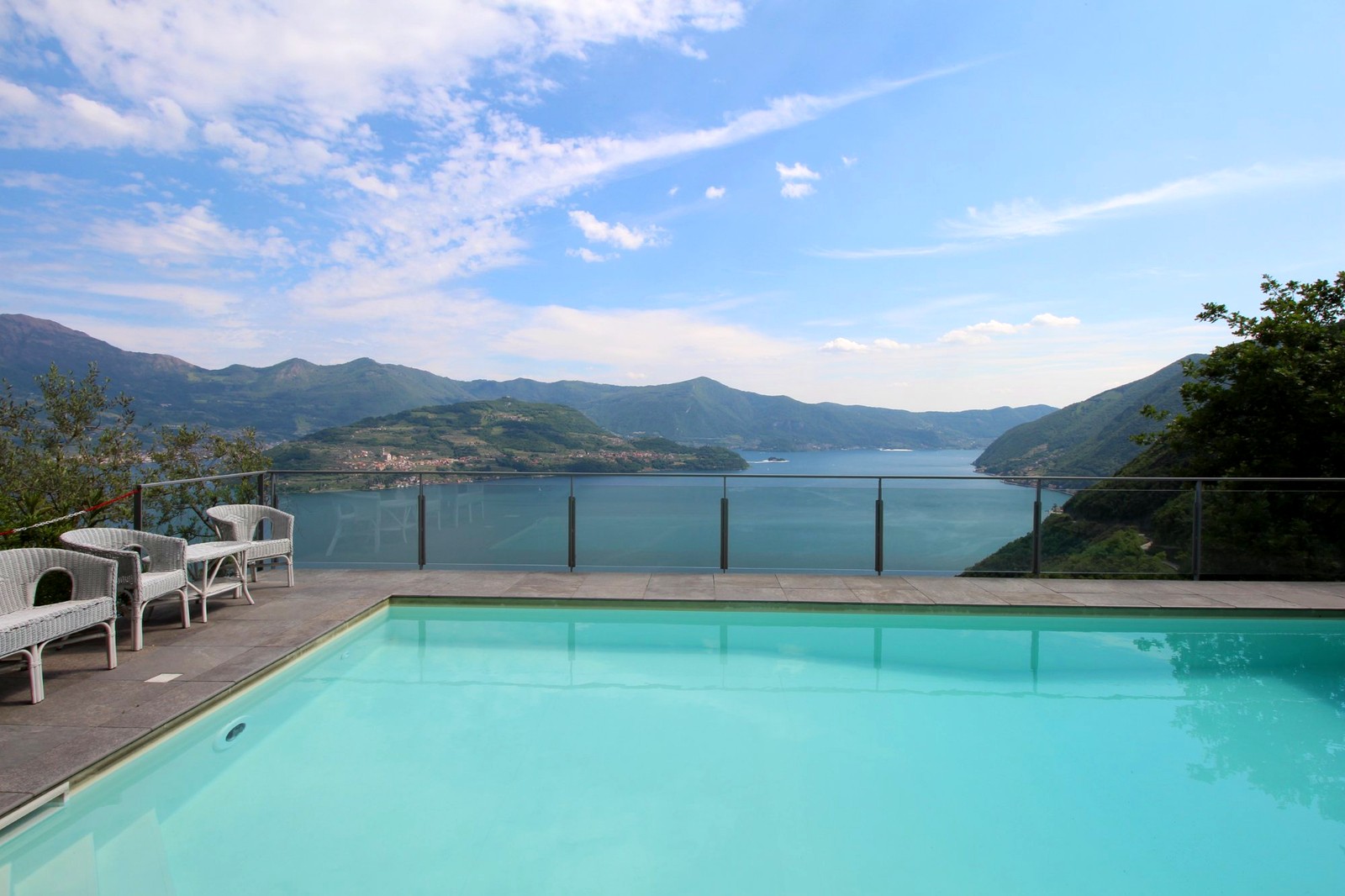Panoramapool mit Terrasse und Seeblick — Vista Paradiso