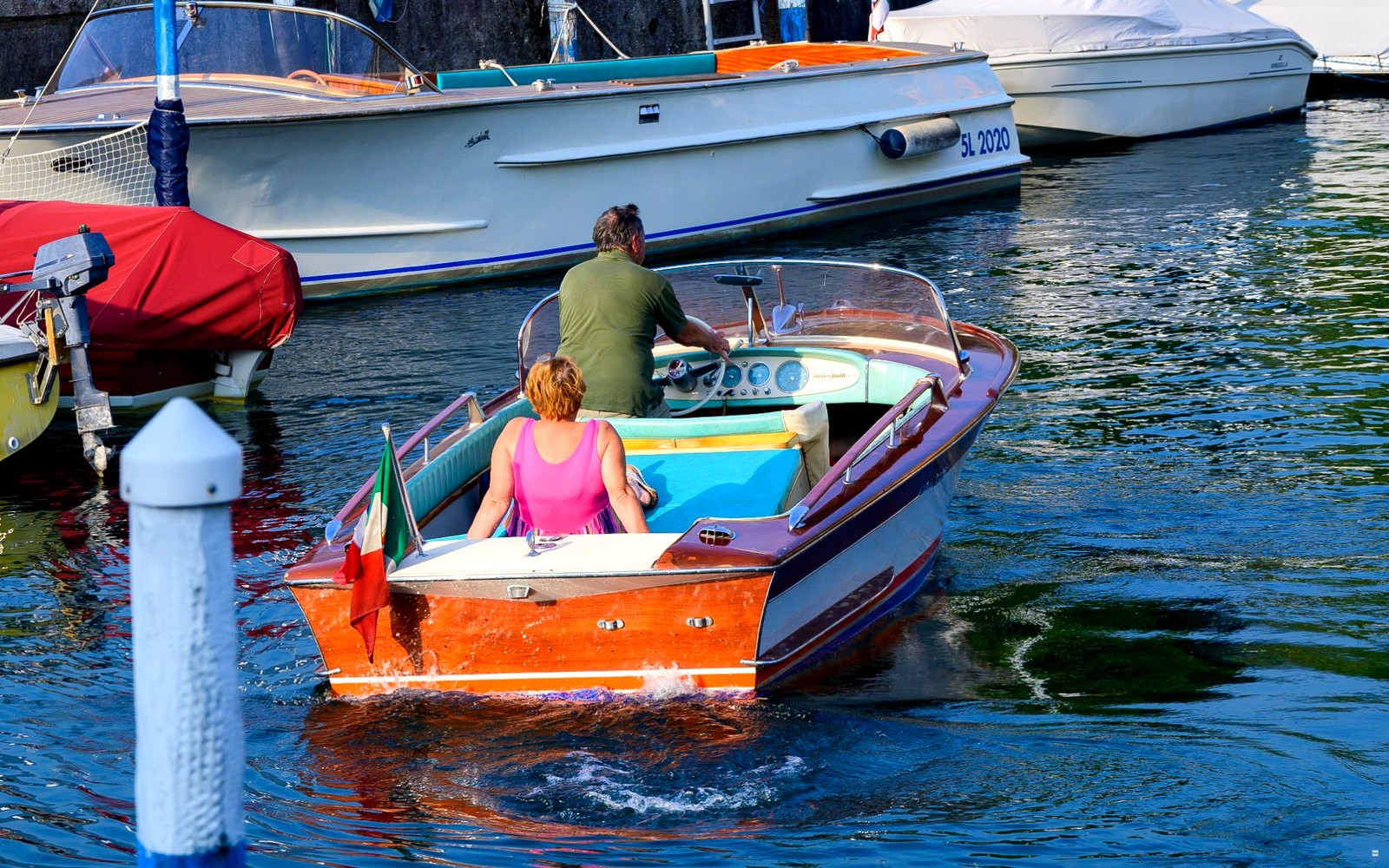 Riva d'epoca in legno nel porto del Lago d'Iseo