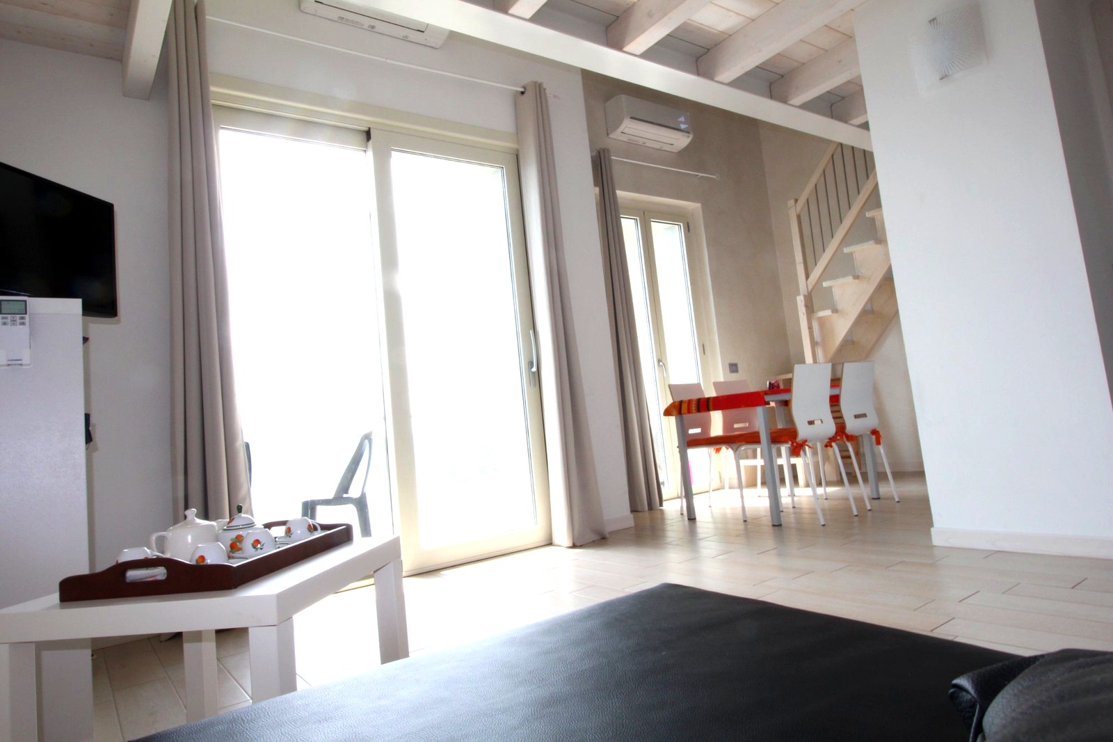 Soggiorno luminoso con porte-finestre sul lago