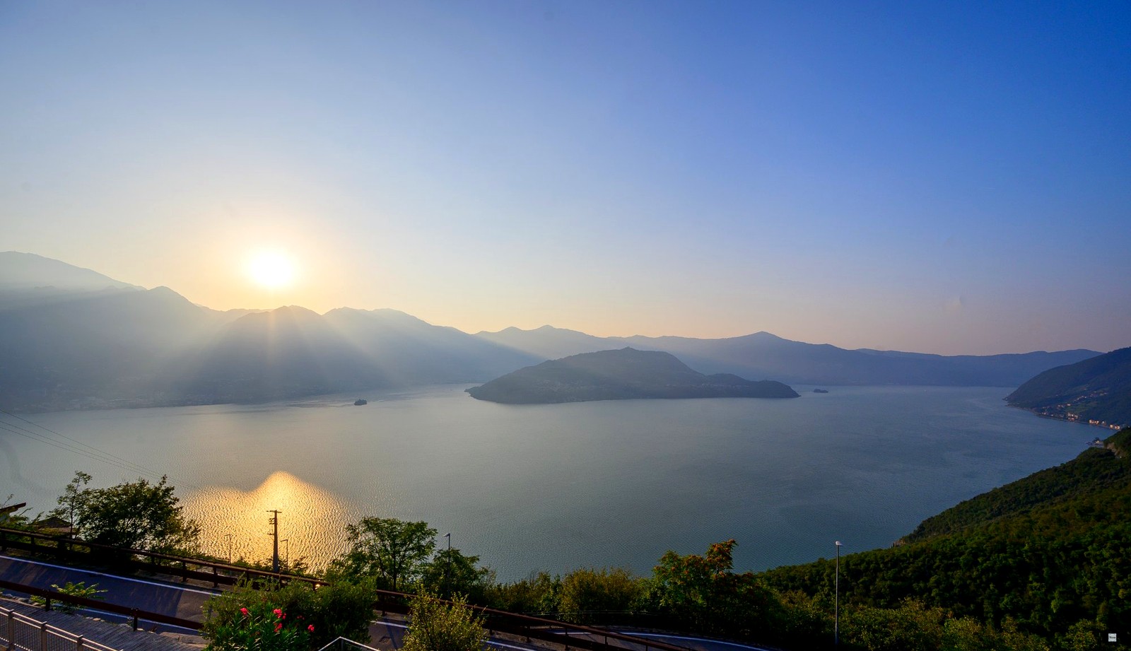 Tramonto nella nebbia argentata sul lago