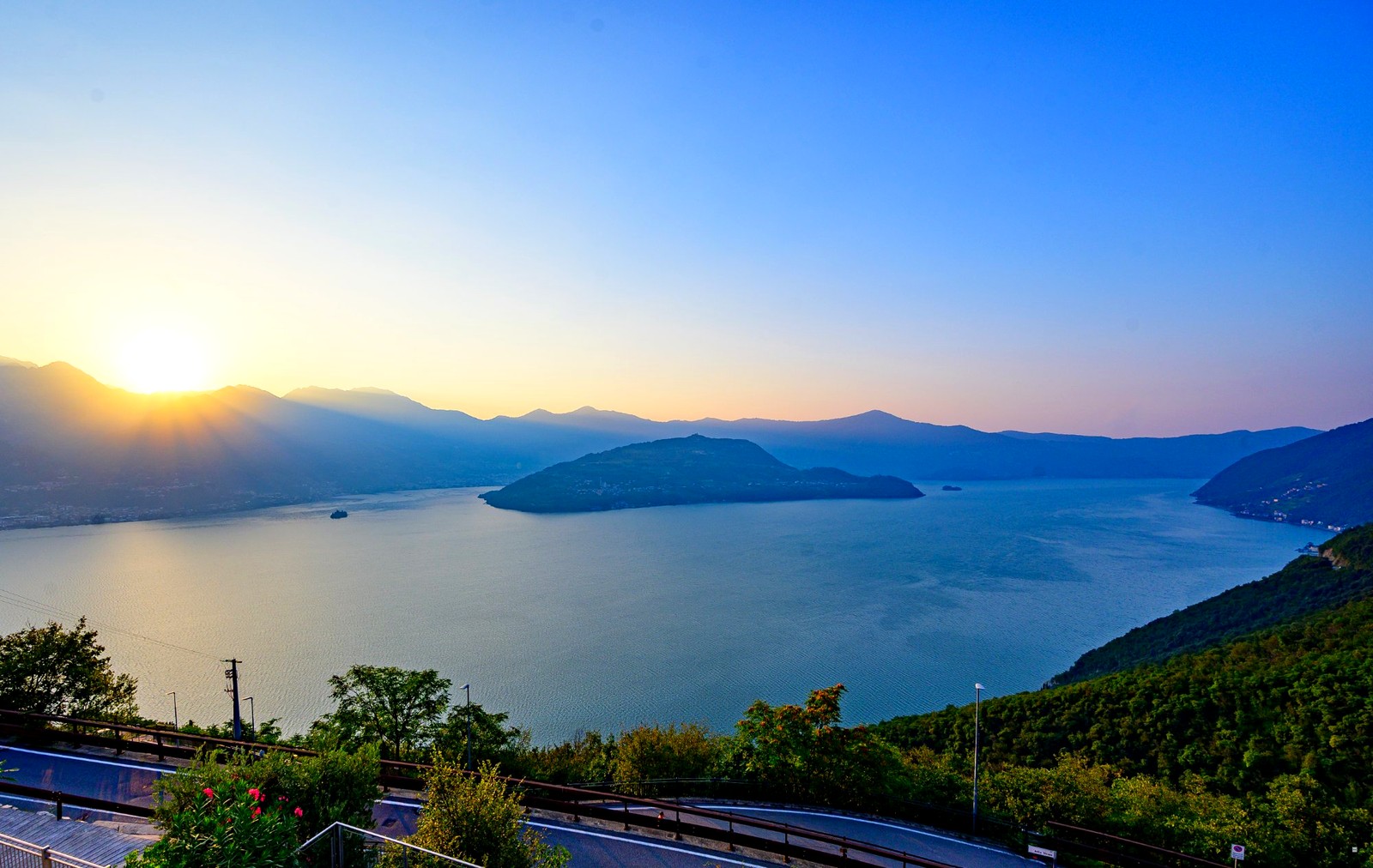 Sonnenuntergang am Iseosee mit Monte Isola — Vista Paradiso