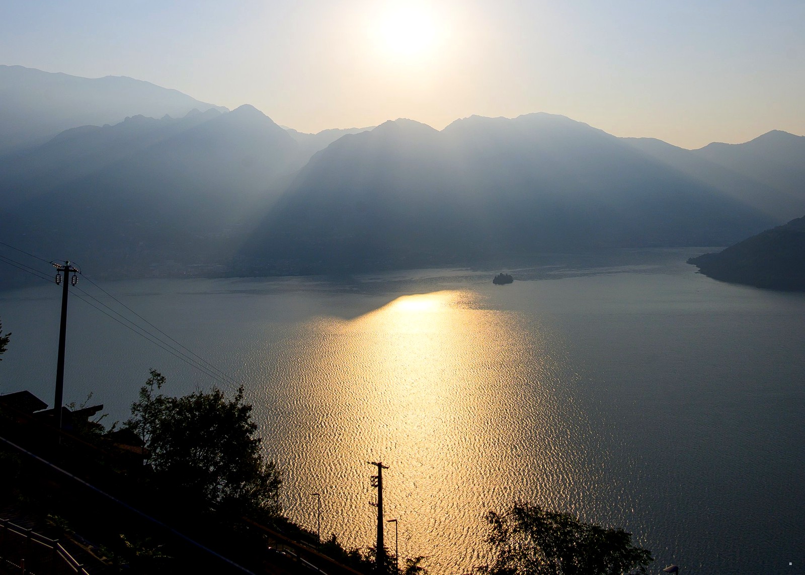 Riflesso dorato del tramonto sull'acqua