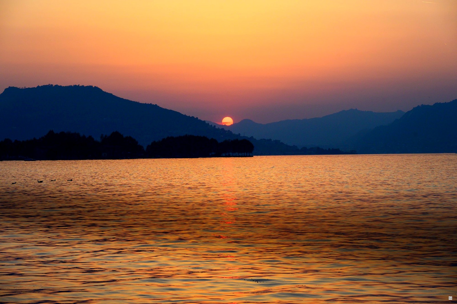 Riflesso rosso del tramonto sul lago