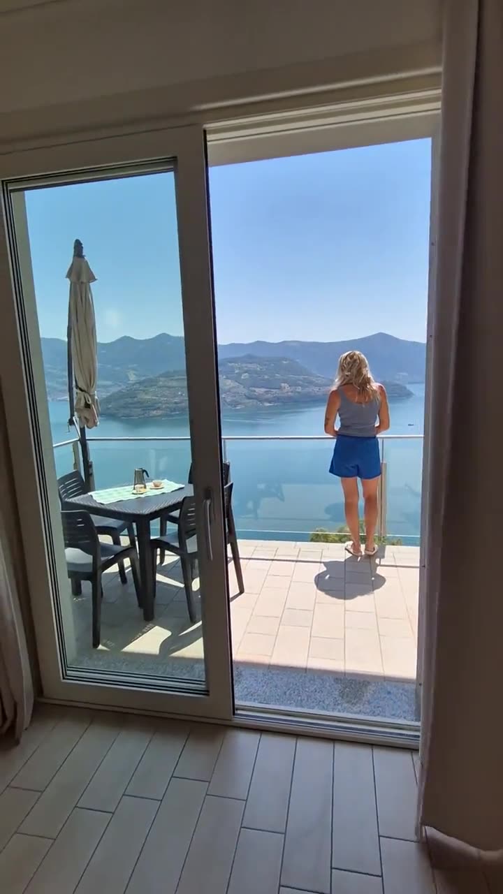 Anteprima del video di Vista Paradiso — piscina, terrazza e interni